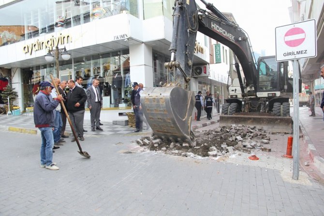 Sungurlu’da Belediye Caddesine İlk Kepçe Vuruldu
