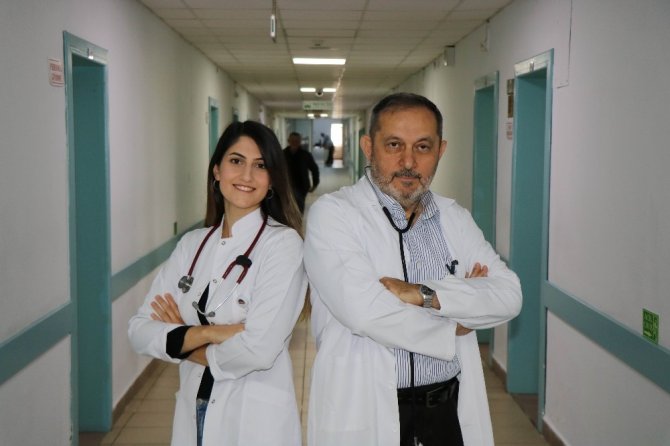 Baba-kız doktorlar aynı hastanede şifa dağıtıyor