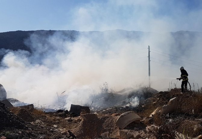 Antalya’da hafriyat ve sera atıklarının döküldüğü alanda yangın