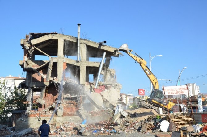 Yeşilyurt’ta riskli binalar yıkılıyor