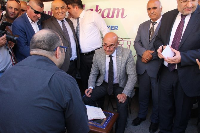 Başkan Soyer, seyyar makamıyla İzmir’i turladı