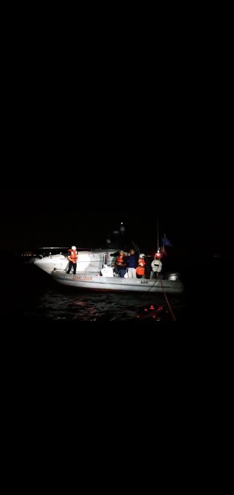 Kadıköy’de tekne kurtarma operasyonu