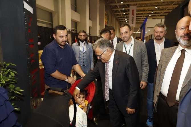 Başkan Büyükkılıç, açılışına da katıldığı Kayseri Mobilya Fuarı’nı ziyaret etti