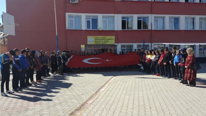 Öğrenciler Türk bayrağı açıp, ’Barış Pınarı Harekatı’nı destekledi