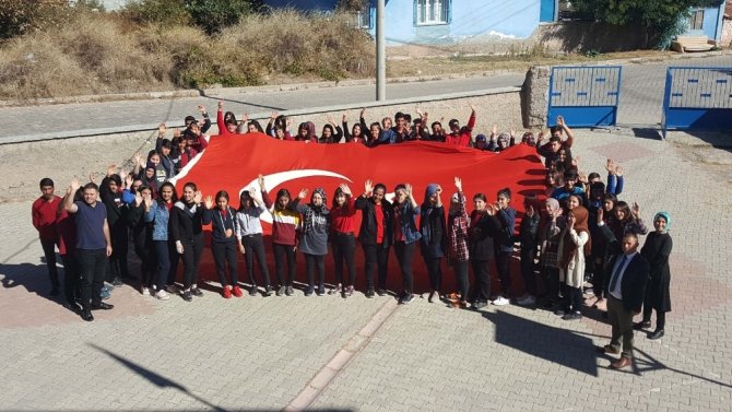 Öğrenciler Türk bayrağı açıp, ’Barış Pınarı Harekatı’nı destekledi