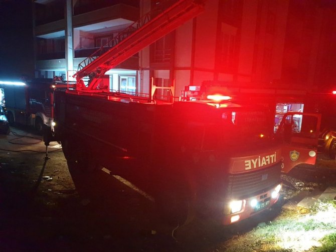 Sakarya’da 4 katlı binada yangın: 1 kişi dumandan etkilendi