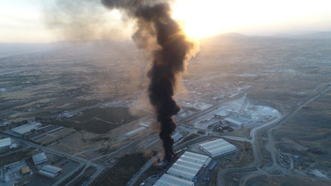 Elazığ’daki fabrika yangınını söndürme çalışmaları sürüyor