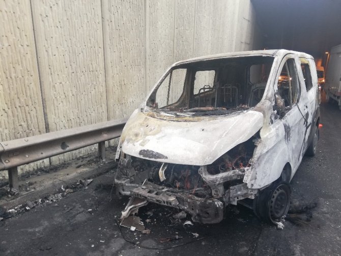 Esenyurt’ta bulunan bir alt geçitte ticari minibüs alev alev yandı