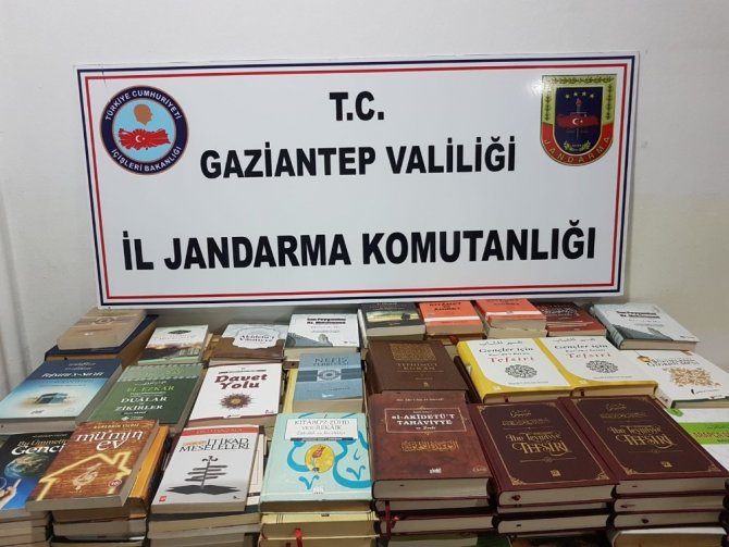 Gaziantep’te DEAŞ destekli yazıların yer aldığı yasaklı kitaplar yakalandı