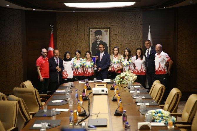 Bakan Kasapoğlu, Avrupa Şampiyonu Golbol milli takımını ve Milli boksörleri ağırladı