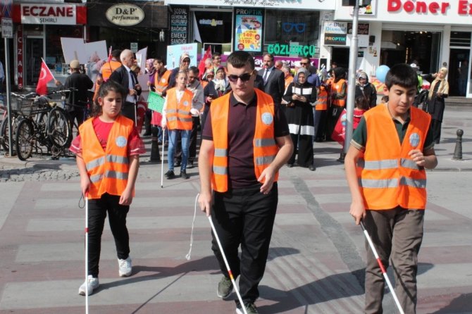 Konya’da görme engelliler farkındalık için yürüdü