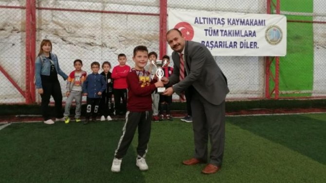 Futbol ve voleybol turnuvasında dereceye giren takımlar ödüllendirildi