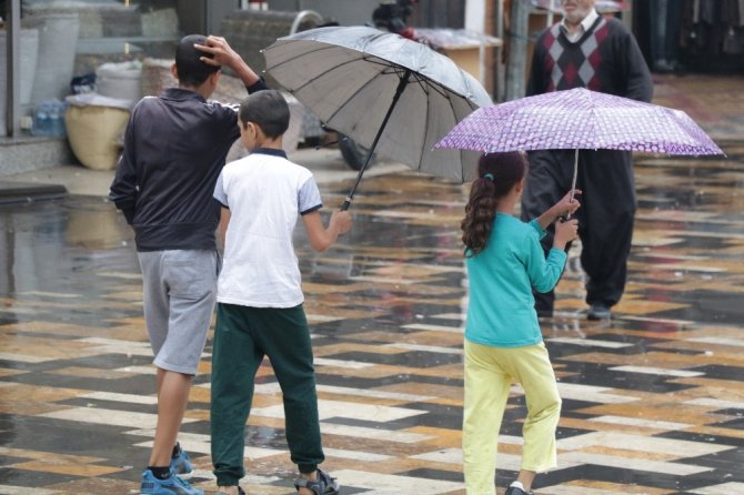 Vatandaşlar yağmura hazırlıksız yakalandı