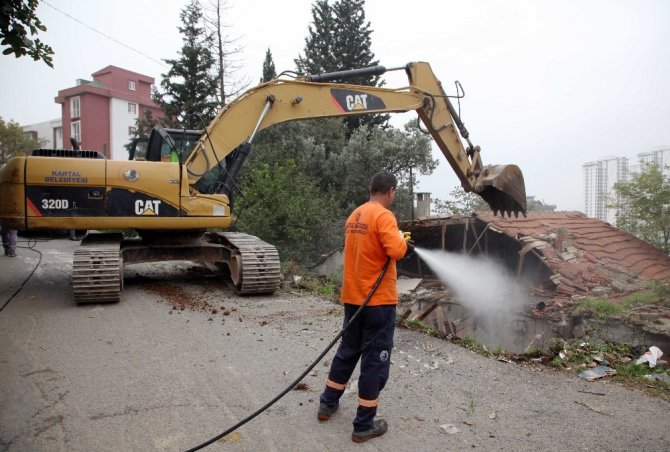 Kartal Belediyesi, metruk binaların yıkımına devam ediyor