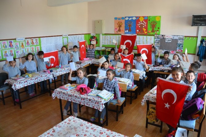 Öğrencilerden Mehmetçiğe destek mektubu ve Türk Bayrağı