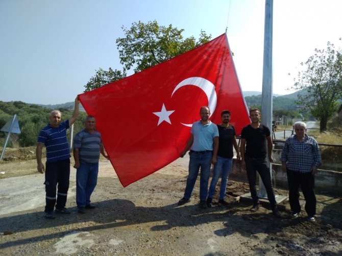 Toygar Mahallesi semalarında dev Türk bayrağı