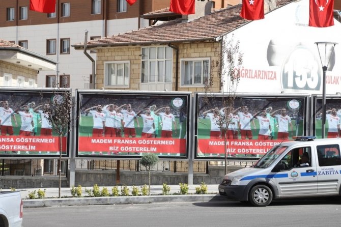 Milli takım futbolcularının asker selamı Nevşehir sokaklarında
