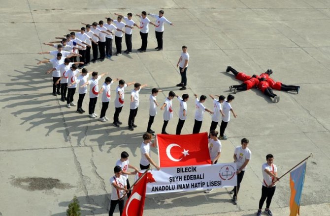 Barış Pınarı Harekâtına destek veren öğrenciler gövdeleriyle ay yıldız yaptılar