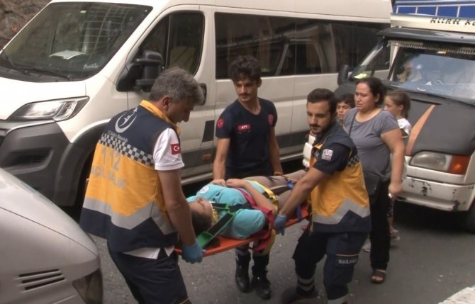 Beyoğlu’nda yasak parklar nedeniyle yolda yürümek zorunda kalan öğrenciye kamyonet çarptı
