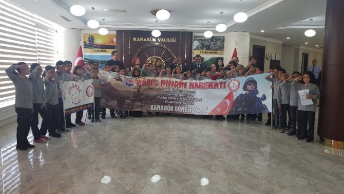 Vali ve öğrencilerden Barış Pınarı Harekatına asker selamlı destek