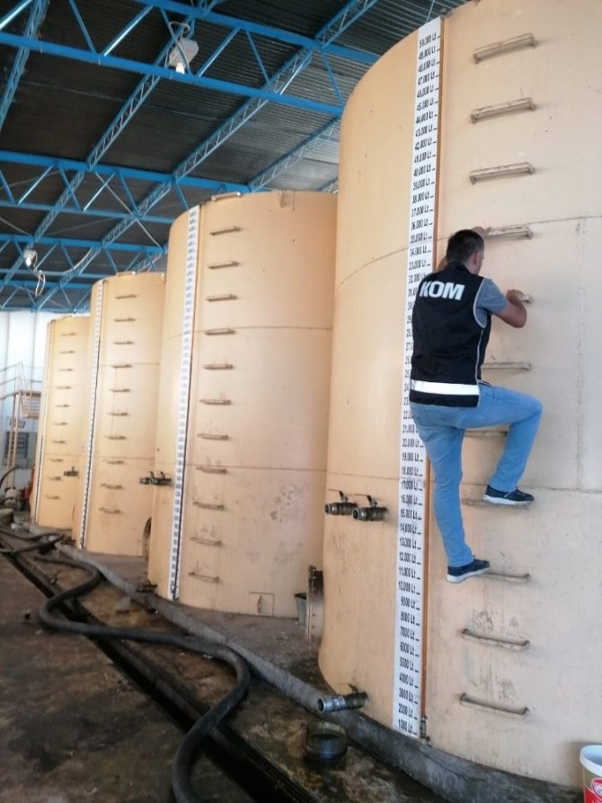 Kemalpaşa’da 109 ton kaçak akaryakıt ele geçirildi