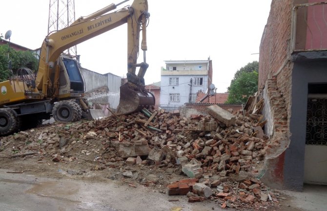 Osmangazi Belediyesi 85 metruk binayı yıktı