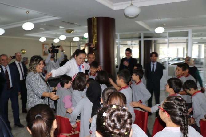 Çocuklardan milli boksör Elif Güneri’ye tebrik sarılması