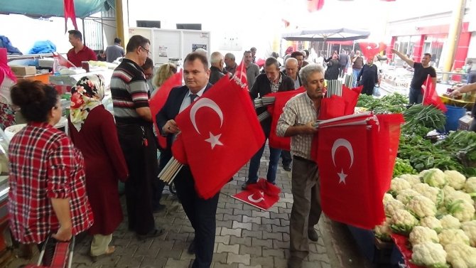 Binlerce vatandaş pazarda Mehmetçik için dua etti