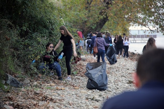 Erasmus’lu öğrenciler Sapanca Gölü’nün kenarındaki çöpleri temizledi