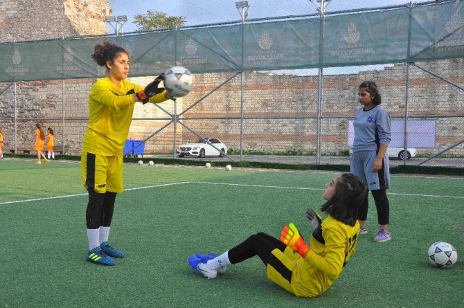 Eyüpsultan’ın tek kadın futbol takımı dört kategoride mücadele ediyor