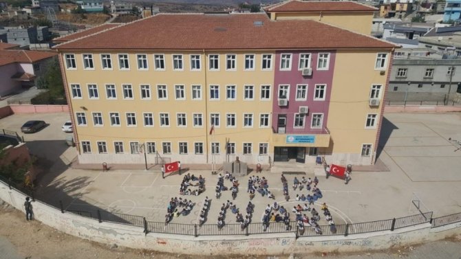 Öğrenciler kahramanlar için "Barış Pınarı" yazdı