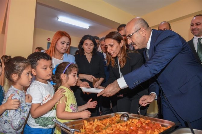Vali Demirtaş, minik öğrencilere yemek ikram etti