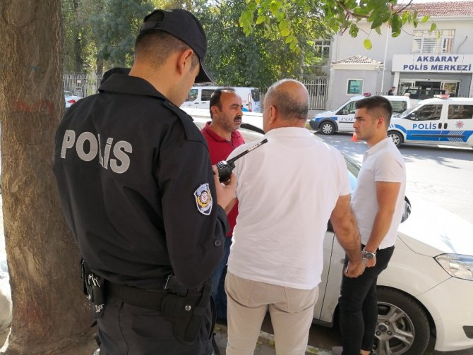 Yol kavgasından kaçan baba oğul Aksaray’da polise sığındı