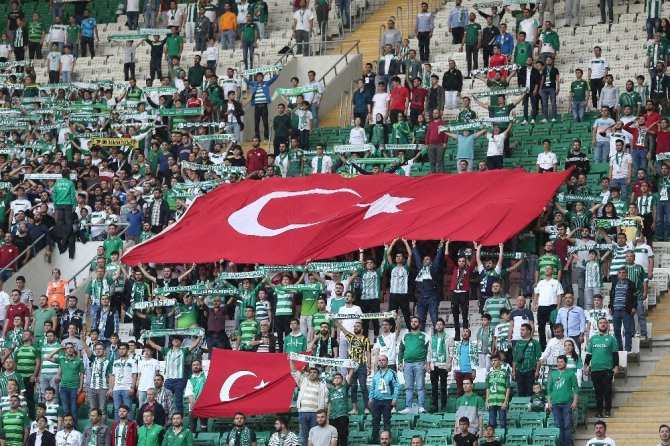 Bursaspor ve Ümraniyesporlu oyunculardan asker selamı