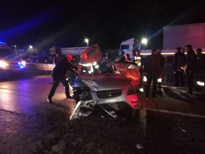 Otomobil önündeki tıra arkadan çarptı: 1 ölü, 4 yaralı