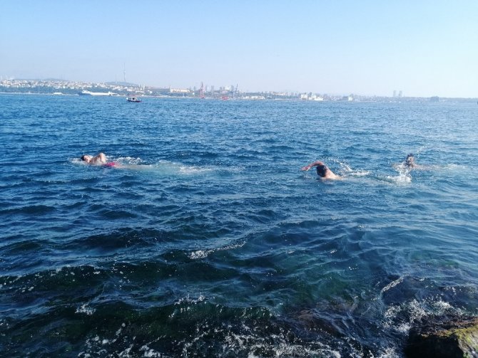 Güneşi gören vatandaşlar Sarayburnu’nda deniz girdi