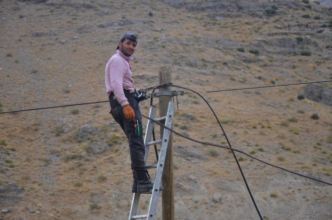 Avcıların tahrip ettiği kablolar onarılıyor