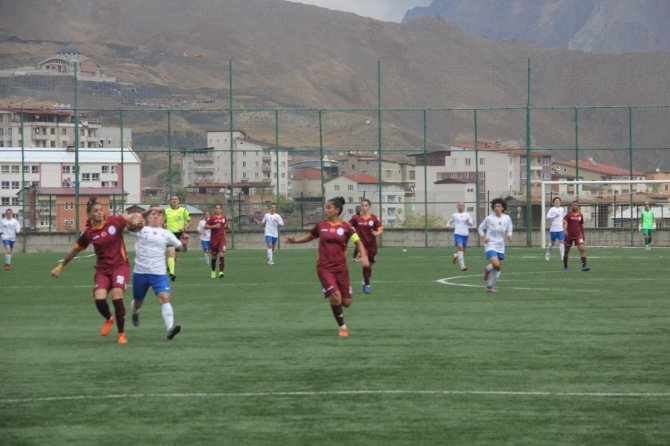 Hakkarigücü, İzmir ekibini 2-1 mağlup etti