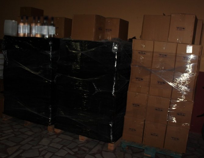 Baskın yapılan büfeden binlerce şişe kaçak alkol ele geçirildi