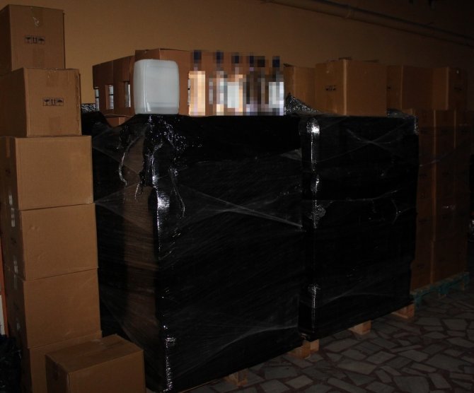 Baskın yapılan büfeden binlerce şişe kaçak alkol ele geçirildi