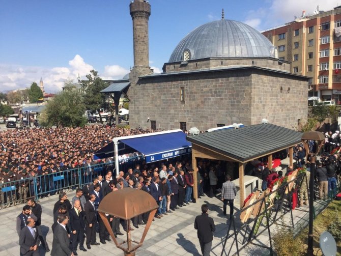 Erzurumlu şehidi binler uğurladı