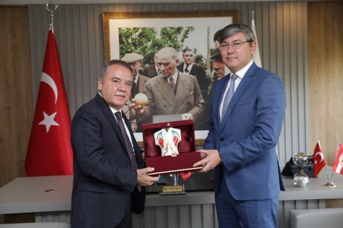 Kazak Büyükelçi Başkan Böcek’i ziyaret etti