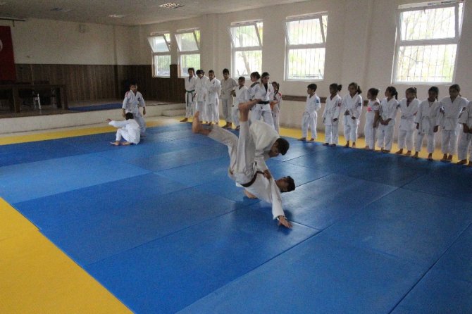 judoculardan asker selamı