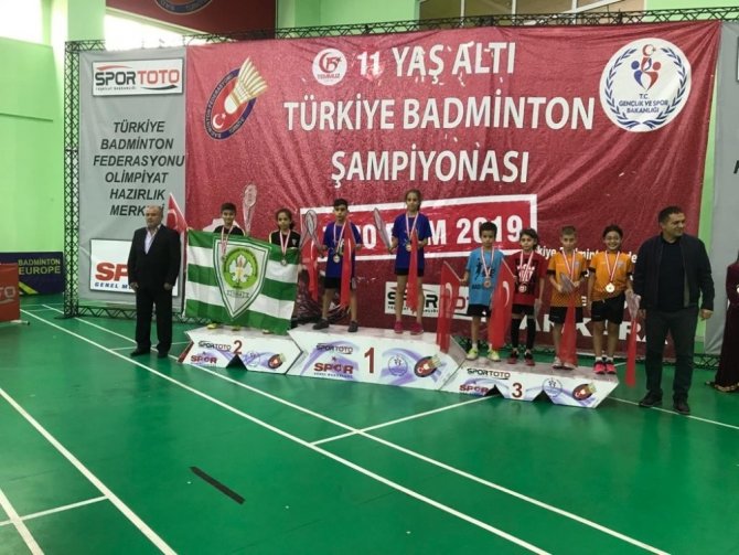 Manisa Büyükşehir Badminton Takımı derecelerle döndü