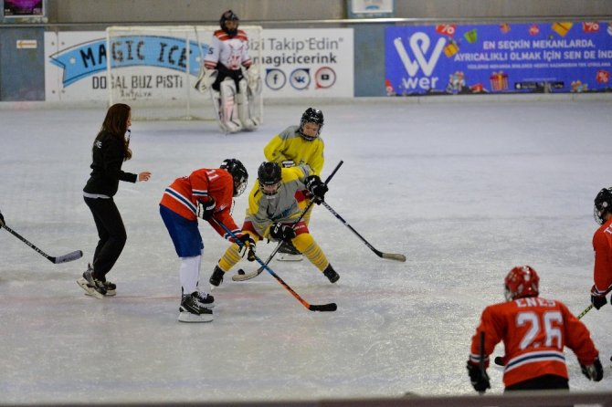 Güneşin kentinde buz hokeyi turnuvası