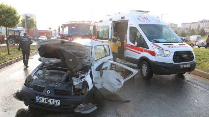 Sivas’ta trafik kazası: 1’i ağır 4 yaralı
