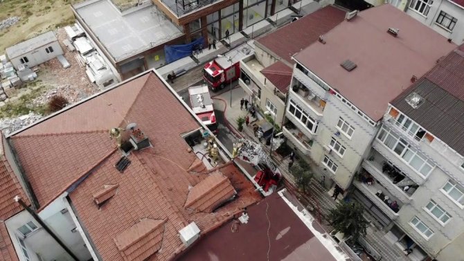 Sultangazi’de dubleks dairenin çatısı alev alev yandı