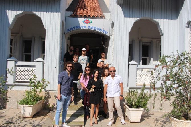 İletişim Fakültesi Öğrencilerinden TRT Antalya Radyosu’na ziyaret