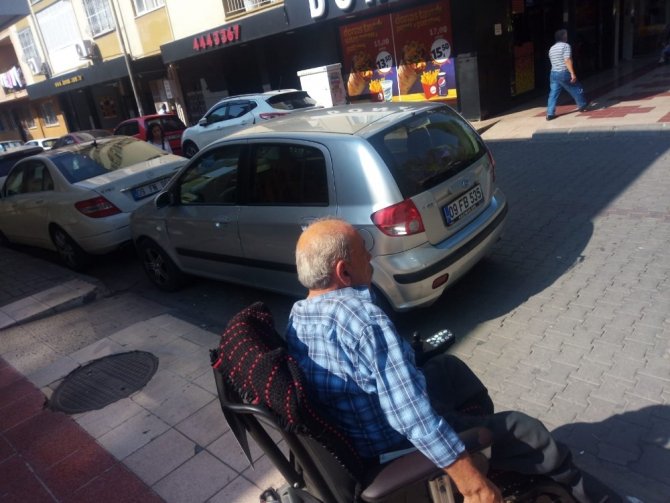 Engelli vatandaş, duyarsız sürücünün park ettiği araç nedeniyle mahsur kaldı