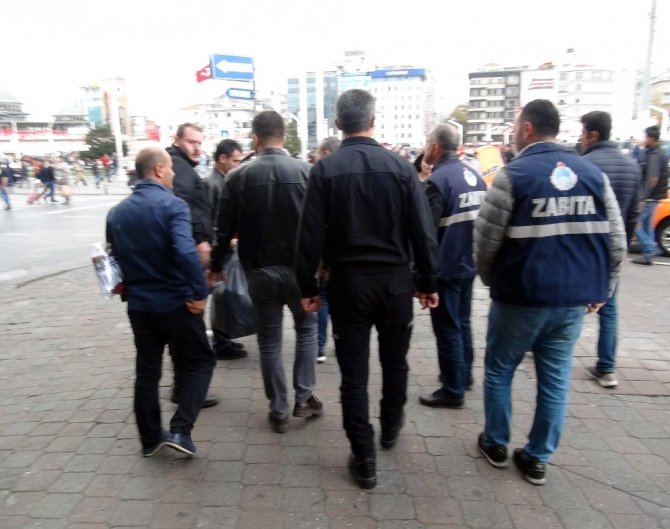 Beyoğlu Zabıtası Taksim’de dilencilere ve seyyar satıcılara göz açtırmıyor